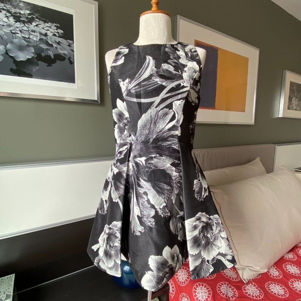 Keepsake Sleeveless Party Dress in Black/White/Gray Floral Print MEDIUM …
